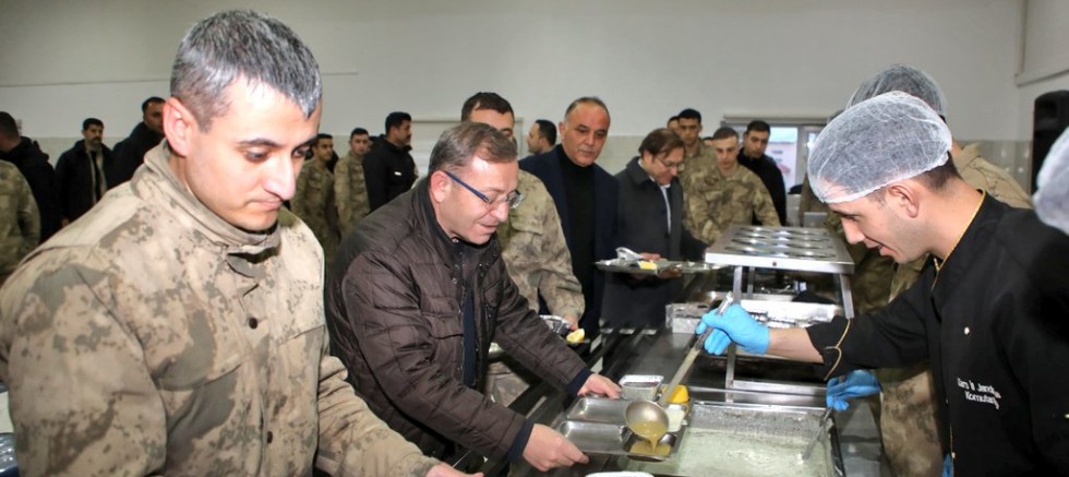 KARS VALİSİ ZİYA POLAT, JANDARMA PERSONELİYLE İFTARDA BULUŞTU