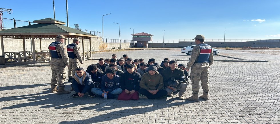 Kars'ta Düzensiz Göç Operasyonu: 28 Göçmen Yakalandı