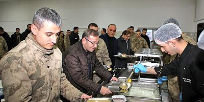 KARS VALİSİ ZİYA POLAT, JANDARMA PERSONELİYLE İFTARDA BULUŞTU