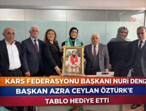 KARS FEDERASYONU BAŞKANI NURİ DENİZ, BAŞKAN AZRA CEYLAN ÖZTÜRK’E TABLO HEDİYE ETTİ