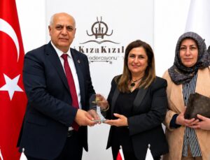 Şair ve Yazar Fatma Bacara’ya Ankara Kızılay İş İnsanları Federasyonu’ndan Anlamlı Plaket