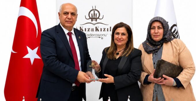 Şair ve Yazar Fatma Bacara’ya Ankara Kızılay İş İnsanları Federasyonu’ndan Anlamlı Plaket