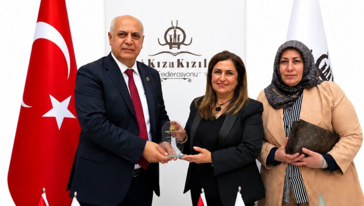 Şair ve Yazar Fatma Bacara’ya Ankara Kızılay İş İnsanları Federasyonu’ndan Anlamlı Plaket